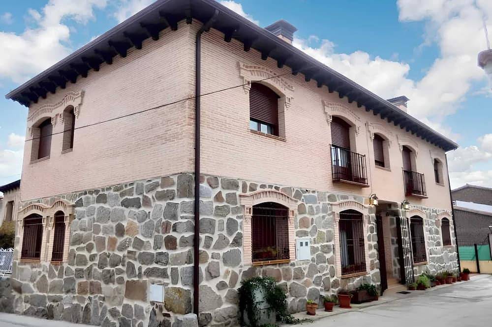 Homerez - Casa espaciosa en Cenicientos con vista a la montaña in Cenicientos, Provincia de Madrid