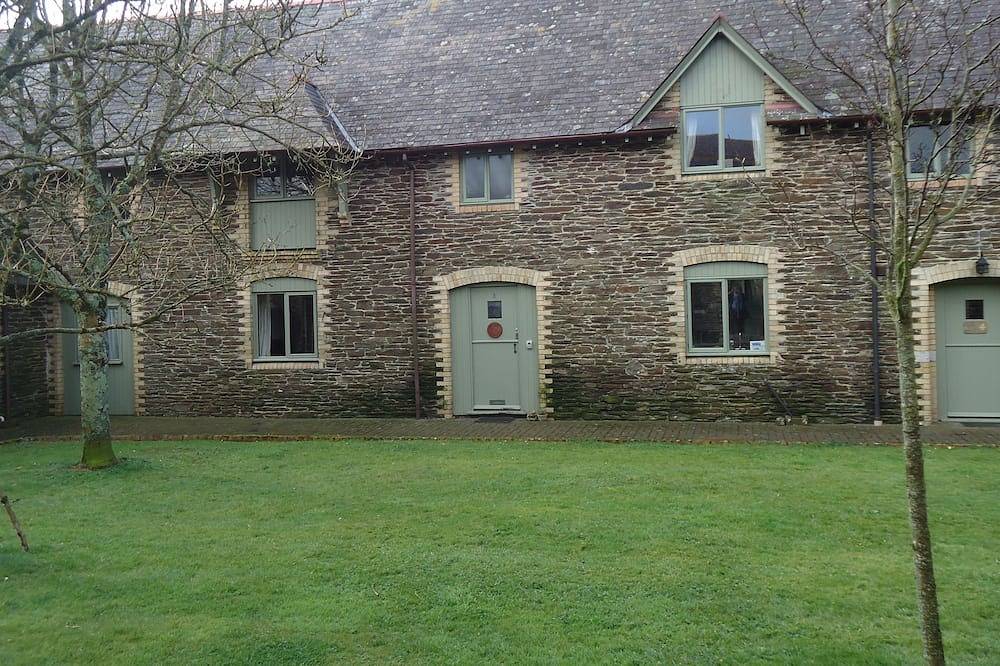 2 Bedroom (Family and Dog Friendly) Victorian Grade ll stable conversion in Newton and Noss, South Devon