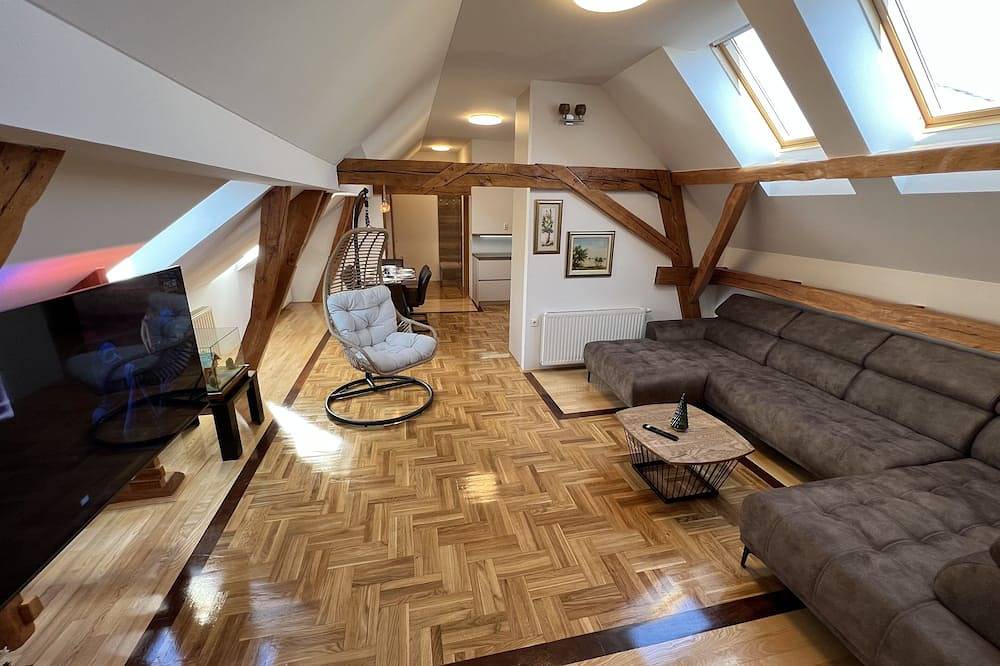 La Luna ⭐⭐⭐⭐⭐ Rustic Deluxe Apartment with Pool & Jacuzzi Bikes and Parking in Osijek-Baranja