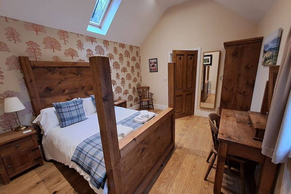 Luxury cottage with garden in Peak District near Chatsworth House, dog friendly in Baslow and Bubnell, Derbyshire