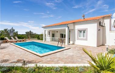 Ferienhaus für 8 Personen, mit Terrasse und Pool sowie Garten in Sukosan