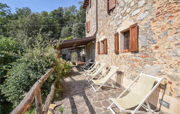 Cozy Apartment with Garden & Internet, Near Lucese River in Camaiore, Italian Riviera
