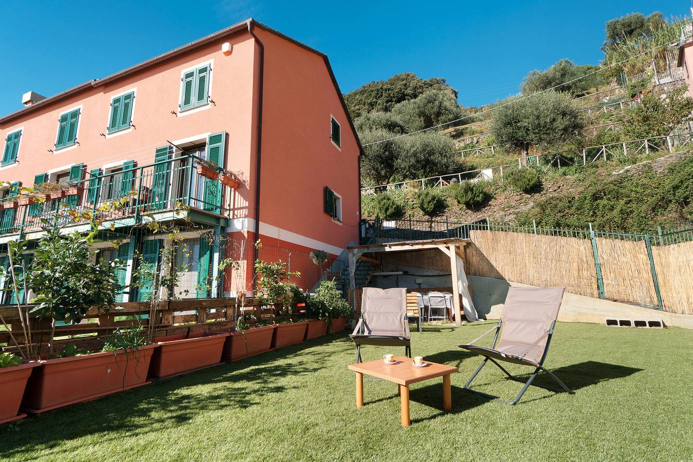 Entire apartment, Apartment 'La Mansarda Di Crevari' with Sea View, Wi-Fi and Air Conditioning in Ponente (Genova), Genoa