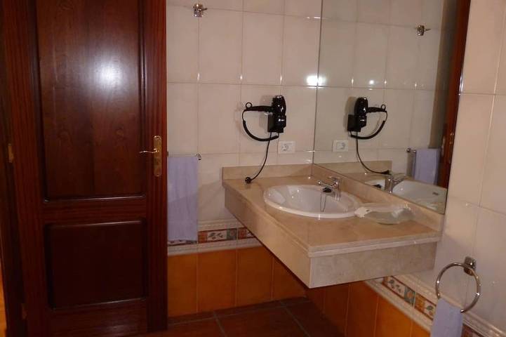 Entire apartment, Comfortable apartment with private solarium, WiFi and heated swimming pools in Las Adelfas, San Miguel de Abona