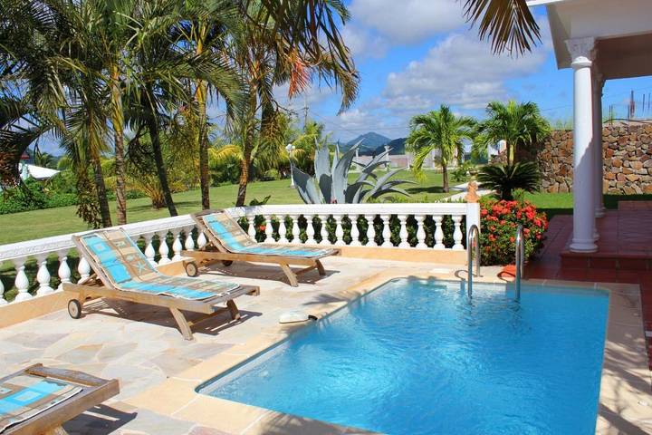 Location de vacances pour 4 personnes, avec terrasse ainsi que jardin et piscine dans Plage du Grand Macabou - 3