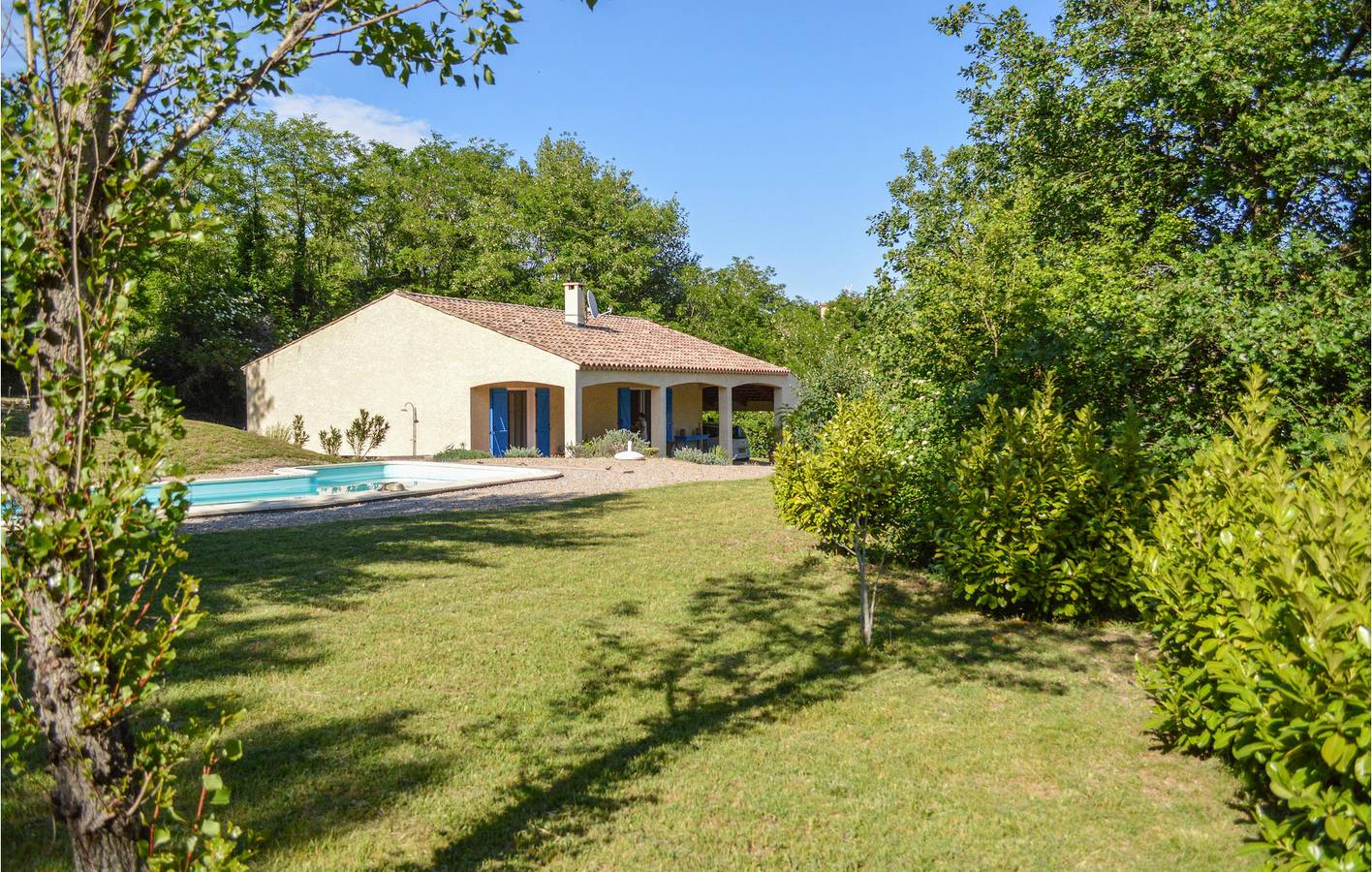 Riverside Retreat : Appartement avec parking, TV, piscine et jardin in Le Poujol-sur-Orb, Région de Béziers