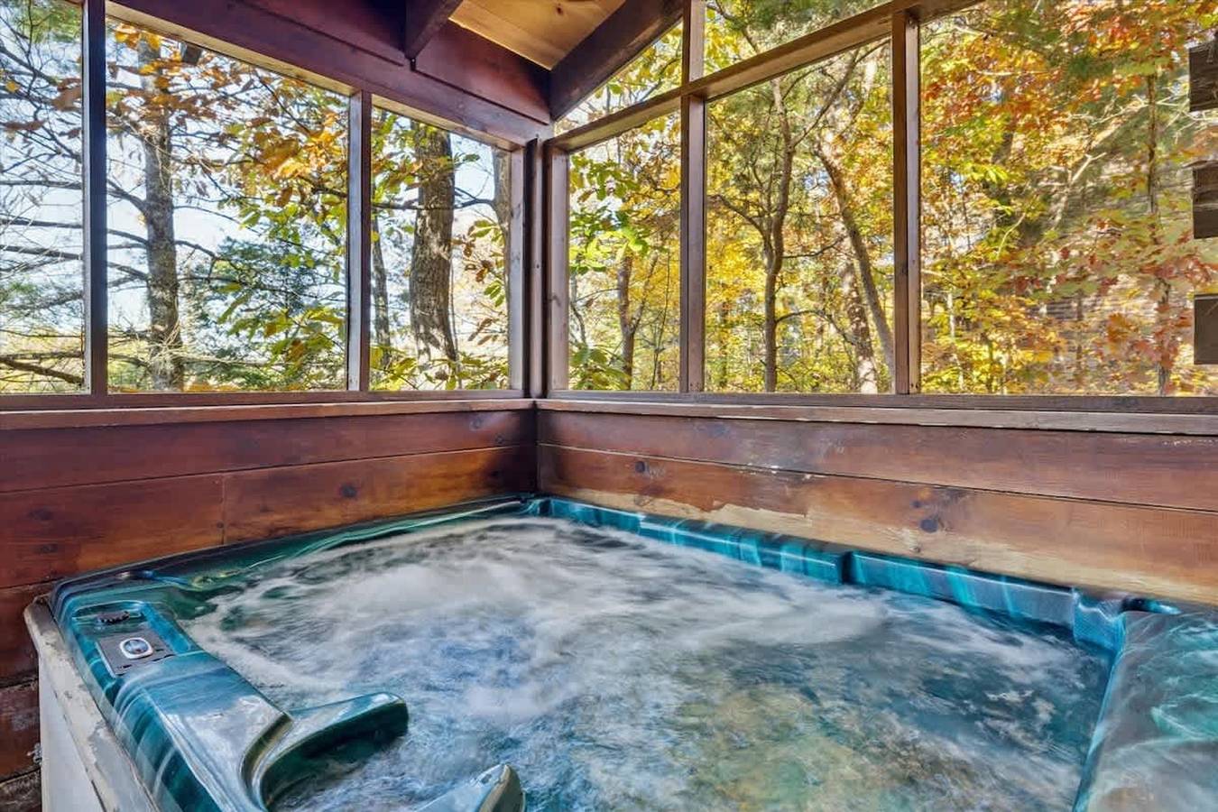 Ganze Wohnung, Firefly Holler Cabin by Beyond Expectations with Hot Tub in Pigeon Forge, Sevier County
