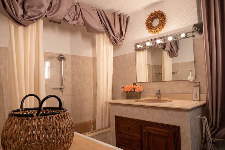 Appartement entier, Rez de jardin villa superbe T2 - 70 m2 - 2 à 4 personnes avec vue mer magnifique in Bastia, Cap Corse