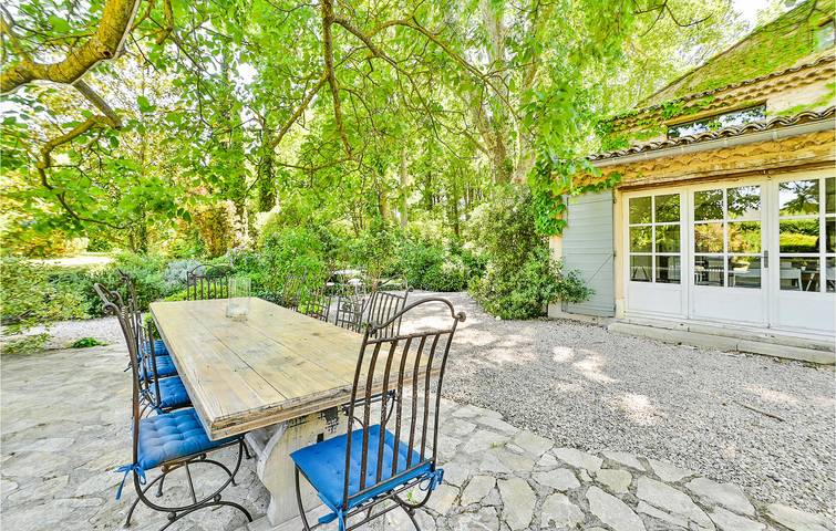 Location de vacances pour 10 personnes, avec jardin et piscine ainsi que sauna et terrasse, animaux acceptés à Lagnes - 2