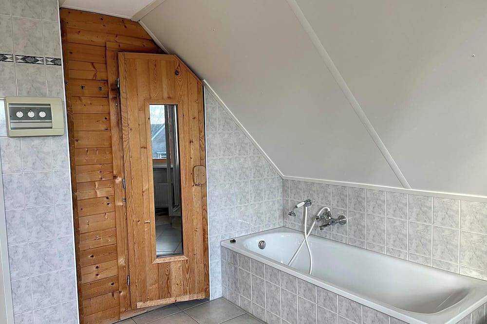 Comfortable bungalow with Sauna in Medemblik, Ijsselmeer