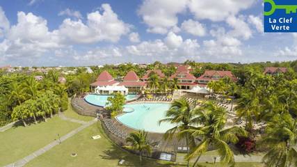 Club vacances pour 6 personnes, avec piscine ainsi que bassin pour enfant et jardin, animaux acceptés en Guadeloupe