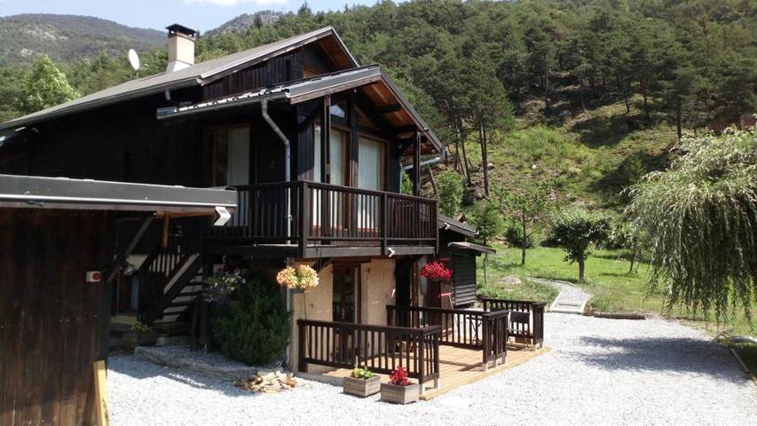 Gîte pour 4 personnes, avec piscine et jardin ainsi que sauna et vue à Méolans-Revel