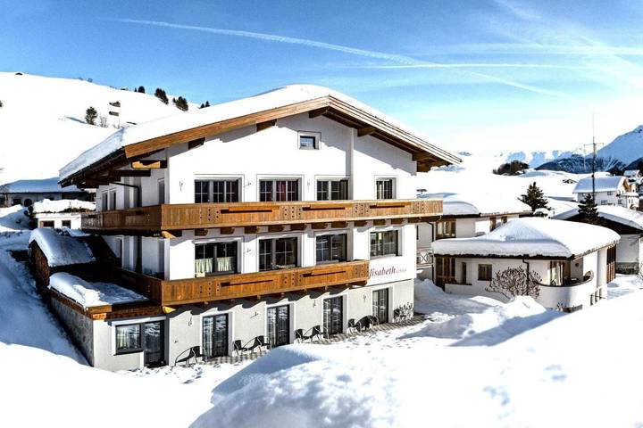 BnB für 3 Personen, mit Balkon und Terrasse sowie Sauna und Ausblick in Serfaus