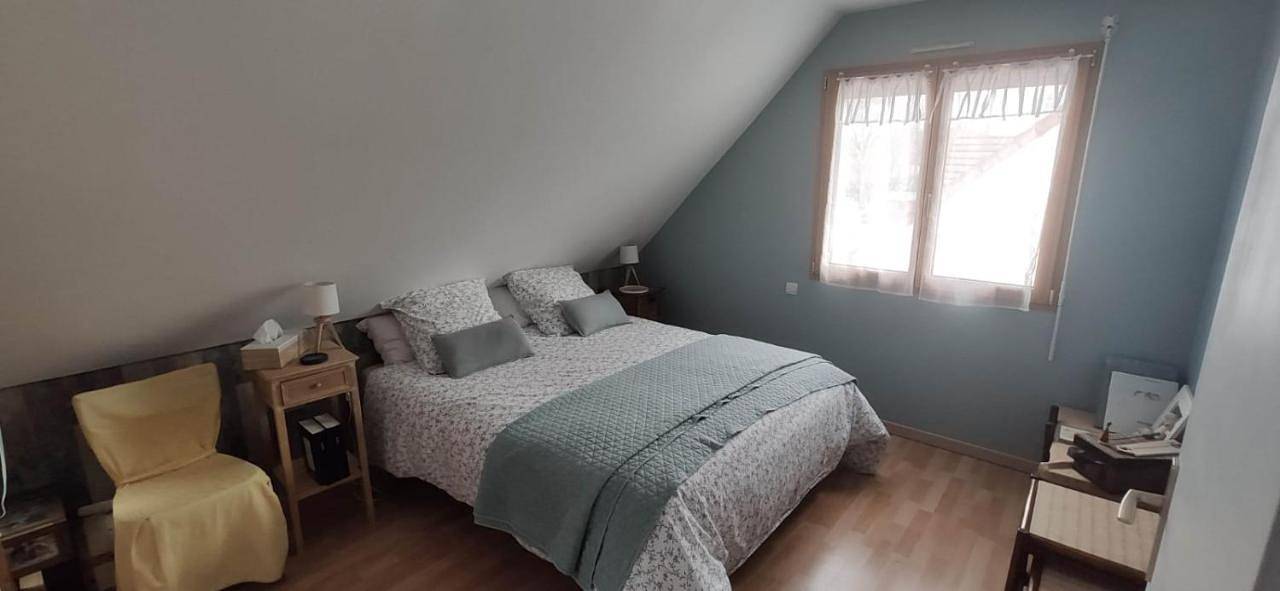 Appartement de vacances entier, Double Room with Private External Bathroom in Changé, Sarthe