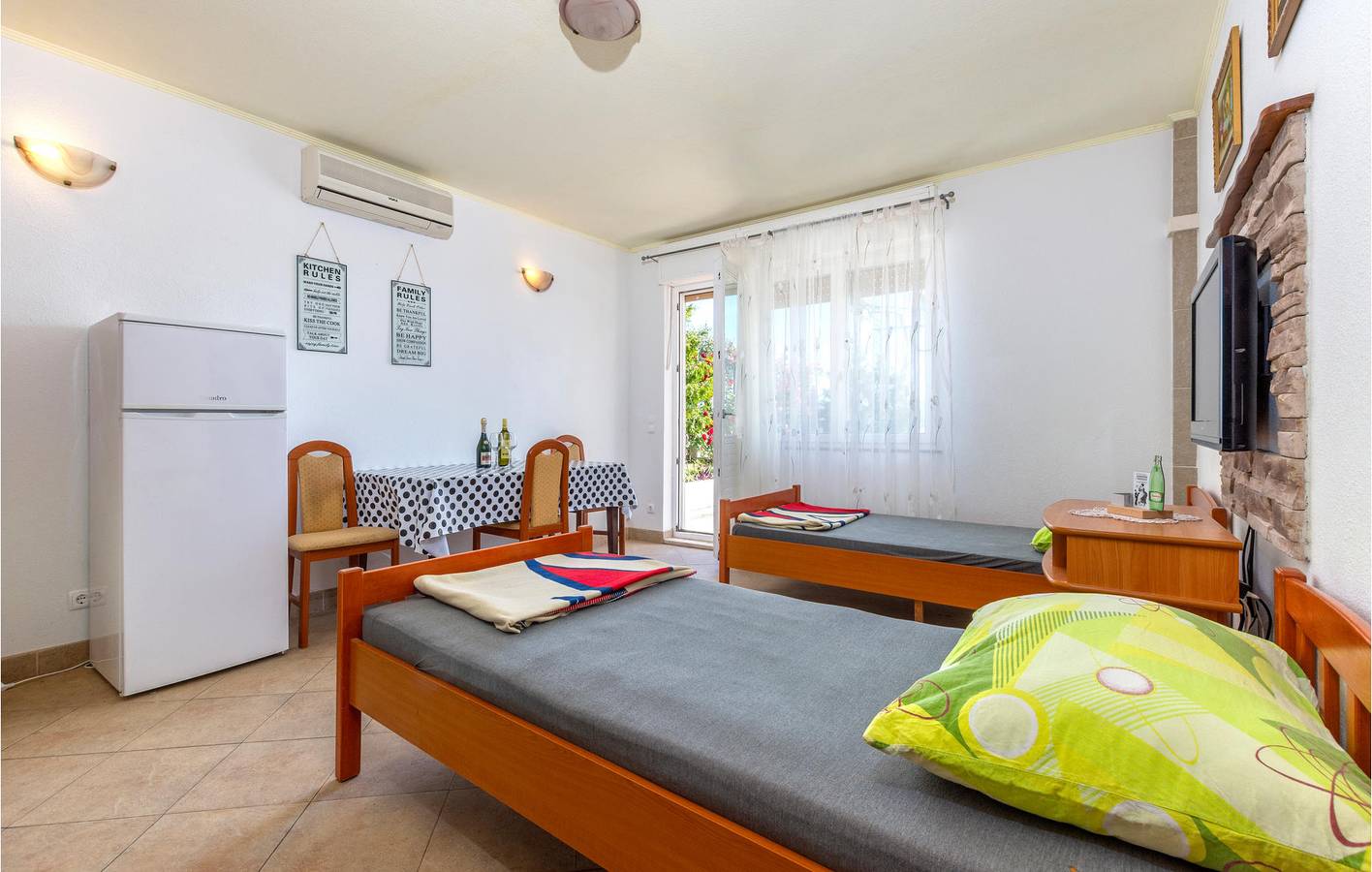 Ganze Ferienwohnung, Ferienwohnung für 4 Personen mit Terrasse in Dugi Rat, Split-Dalmatien