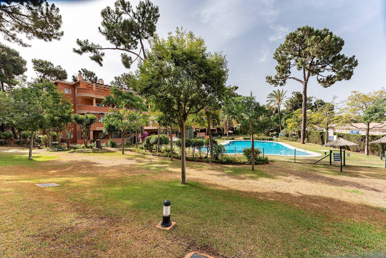 Apartamento entero, Apartamento "Pino Golf Garden" con piscina, Wi-Fi, jardín y terraza in Marbella Este, Marbella