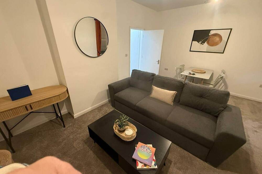 Entire apartment, Sleek 1-Bed Flat near Warwick Castle + Parking in Warwick, Warwickshire