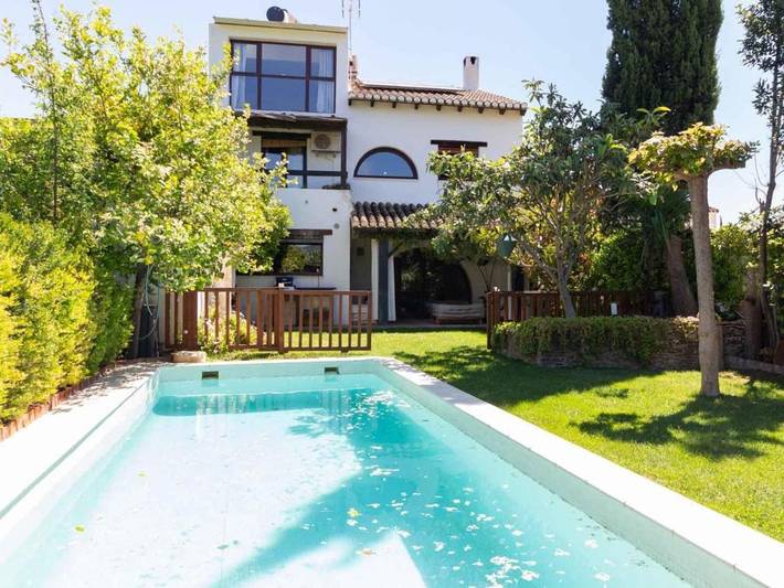 Casa de vacaciones para 13 personas, con jardín además de terraza y piscina - 1