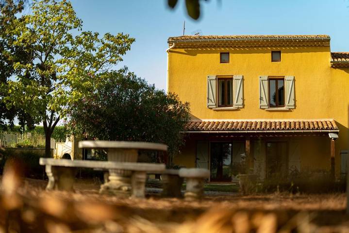 Location de vacances pour 6 personnes, avec Terrasse ainsi que Piscine et Vue à Alaigne