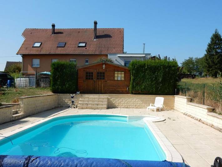 Maison de vacances pour 4 personnes, avec terrasse ainsi que piscine et jardin, animaux acceptés