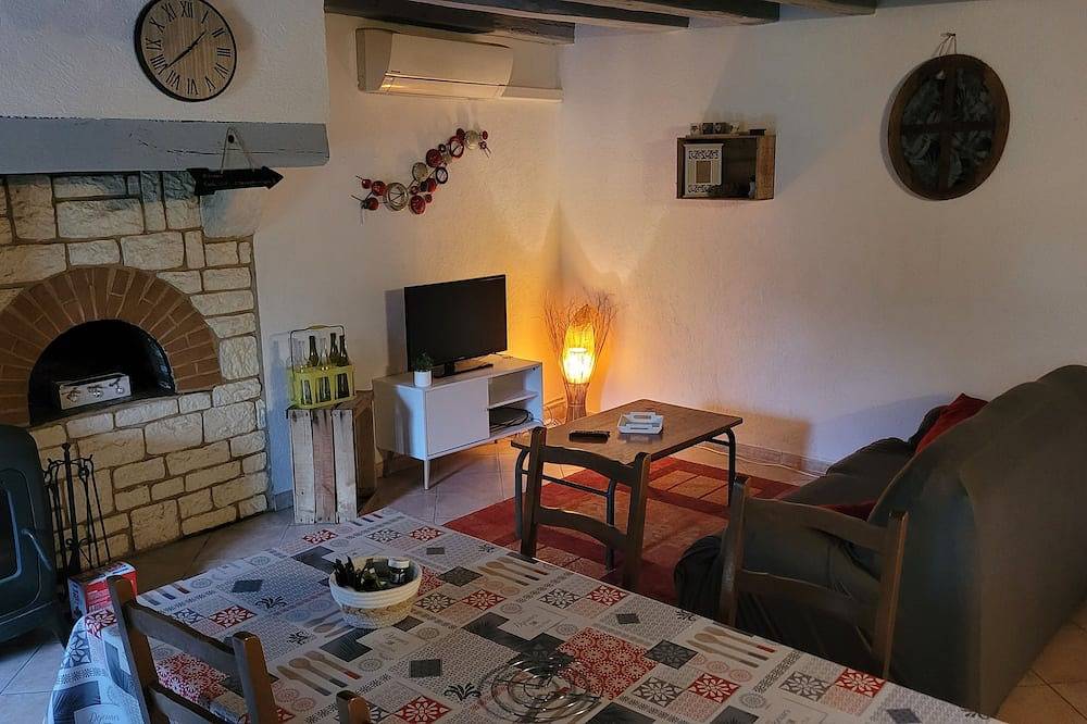 Maison de Campagne Dans un Cadre Reposant et Verdoyant in Saint-Pierre-les-Étieux, Saint-Amand-Montrond