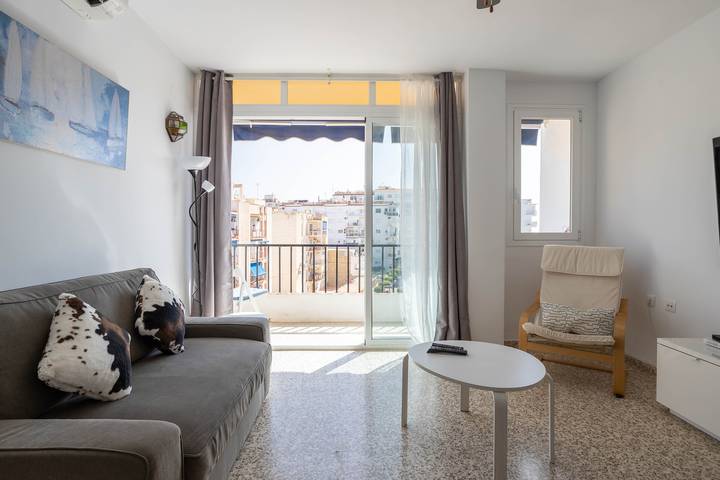 Apartamento entero, Apartamento 'Albaida 4J' con vistas al mar, piscina comunitaria y Wi-Fi in Nerja Centre, Nerja
