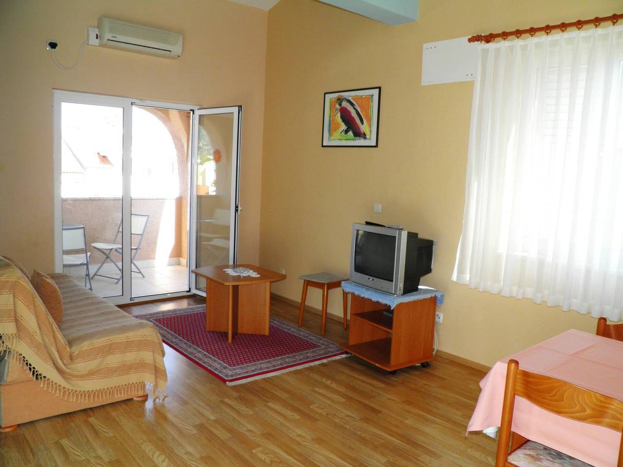 Ganze Wohnung, Standard Apartment Klaric Prvic - 200 m vom Strand entfernt, mit Balkon in Zarok, Baska