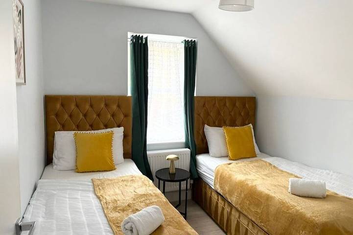 Ganze Wohnung, Elegant Retreat 6 Mins Drive from Ferry + Parking in Dover, Kent