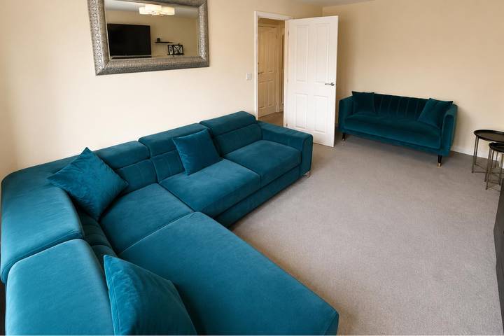 Salford Retreat - Spacious 4 Bedroom House near City Centre | Sleeps 7 in Greater Manchester
