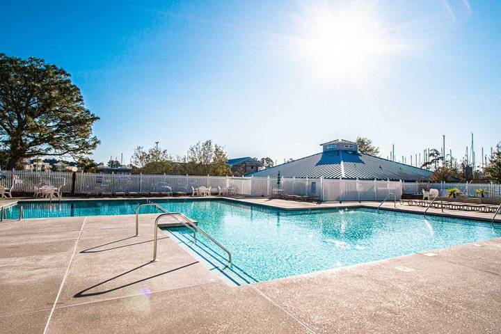 Vacation home for 8 people, with pool and balcony in North Carolina