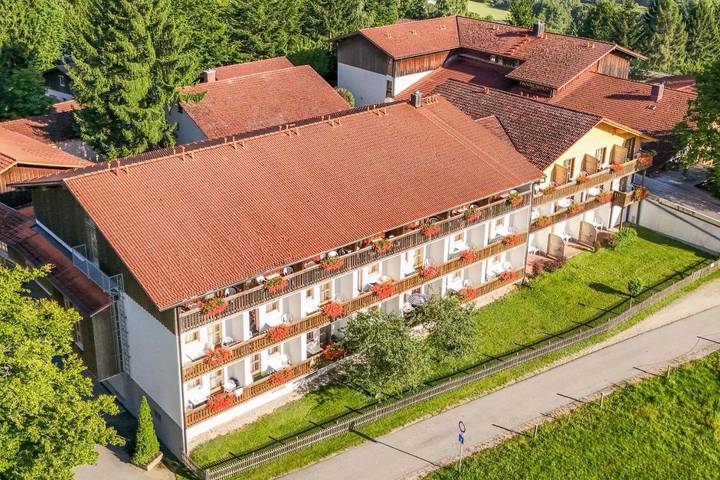 Hotel für 3 Personen, mit Balkon und Terrasse sowie Garten und Pool in Spiegelau