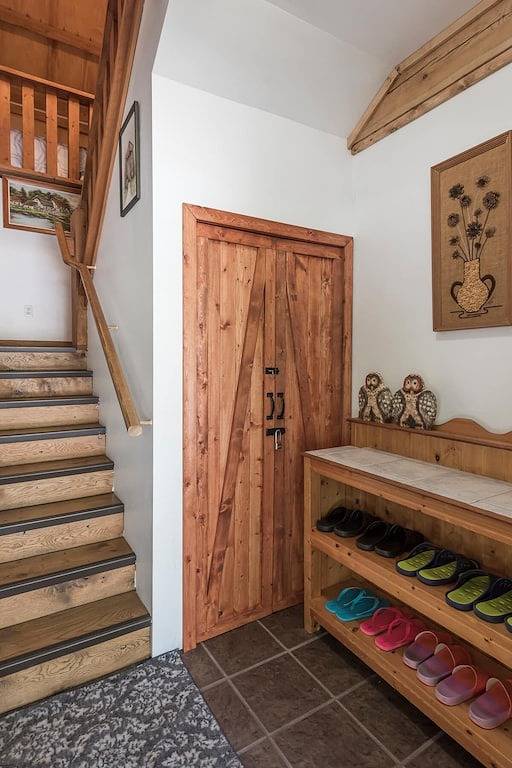 Stunning cabin,  rustic decorations, great view of Mts.,  expansive patio in Hope, Fraser Valley Regional District