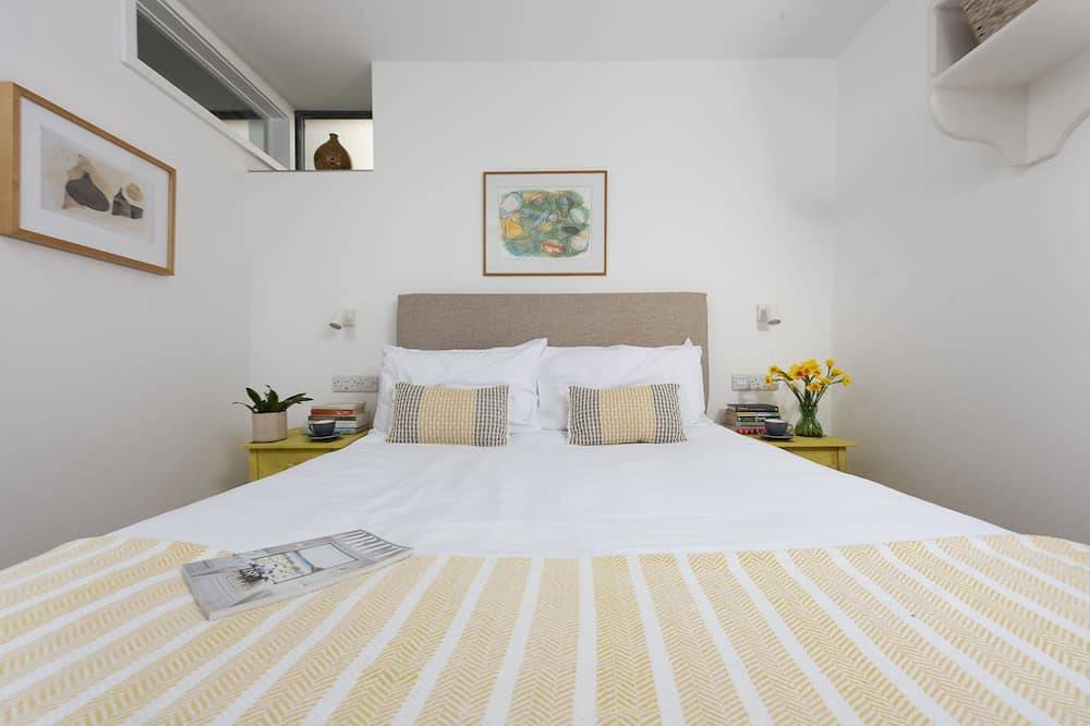 Entire apartment, Hypatia Apartment - Stunning Apartment. Close To Beaches. Dog Friendly in Penzance, Cornwall