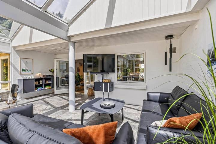 Cosy holiday home with a pool, sauna and room for 12 people in Blavand, Varde Region