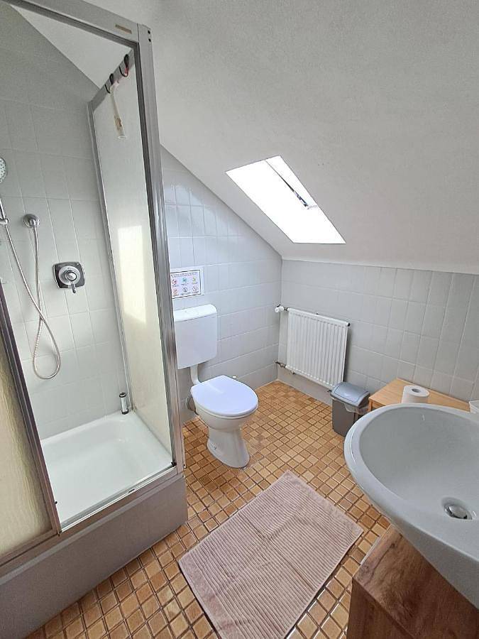 Ganze Wohnung, Single Room with Shared Shower and Toilet in Freudenberg am Main, Taubertal