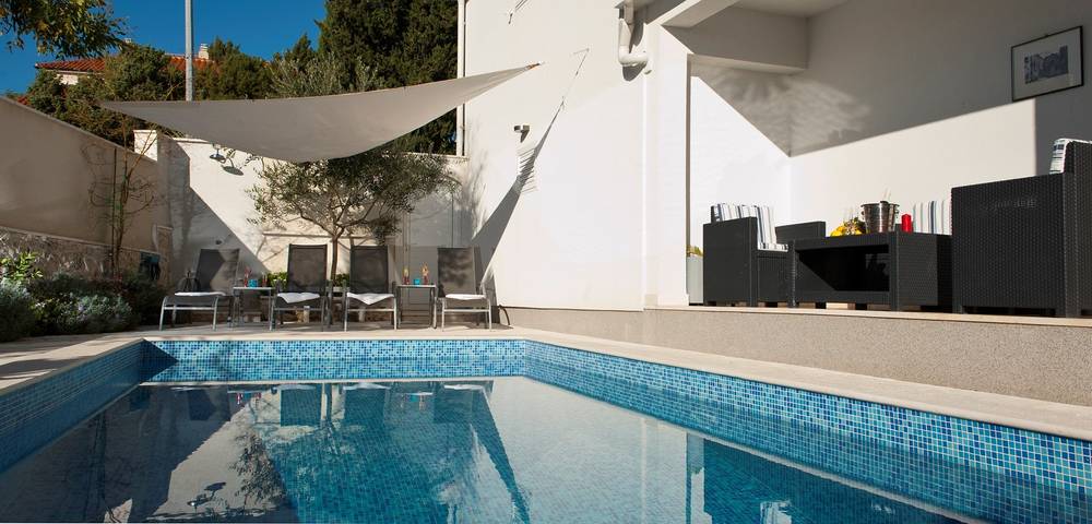 Villa pour 6 personnes, avec piscine et jardin à Okrug Gornji