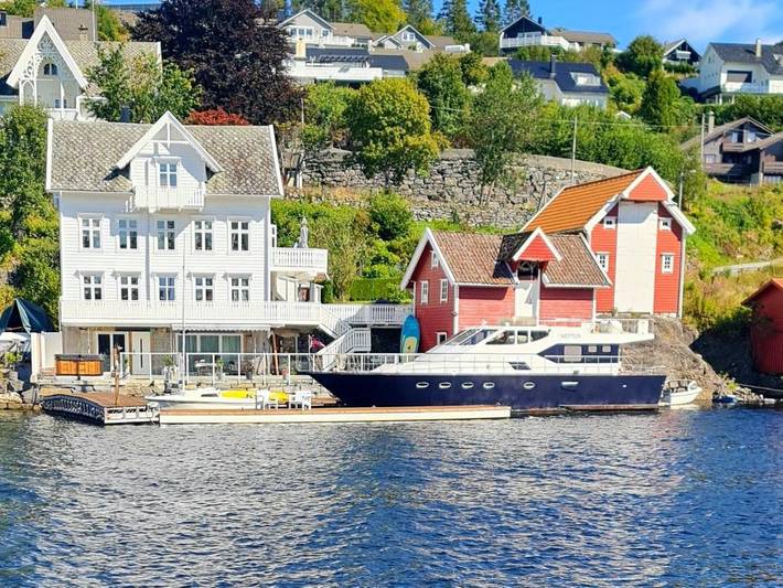 Ferienhaus für 10 Personen, mit Balkon und Terrasse sowie Whirlpool und Garten in Lindås