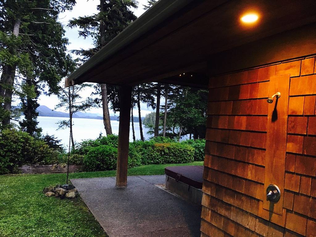 Wunderschöne Oceanfront Rancher mit herrlichem Blick, Sauna, Whirlpool und Billardtisch! in Tofino, Alberni-Clayoquot Regional District