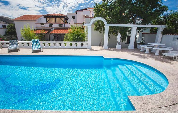 Ferienwohnung für 2 Personen, mit Pool und Sauna sowie Terrasse auf Rab