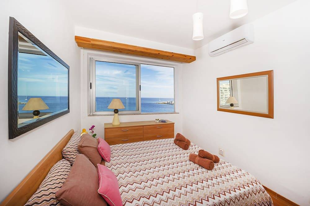 Geheel appartement, Spinola Bay Seafront 3-bedroom Apt with large seafront terrace in San Giljan, Malta