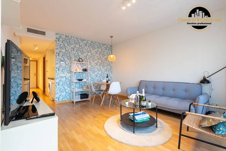 Entire apartment, Apartment 'La Rosaleda' with Balcony, Wi-Fi and Air Conditioning in Málaga Central District, Malaga