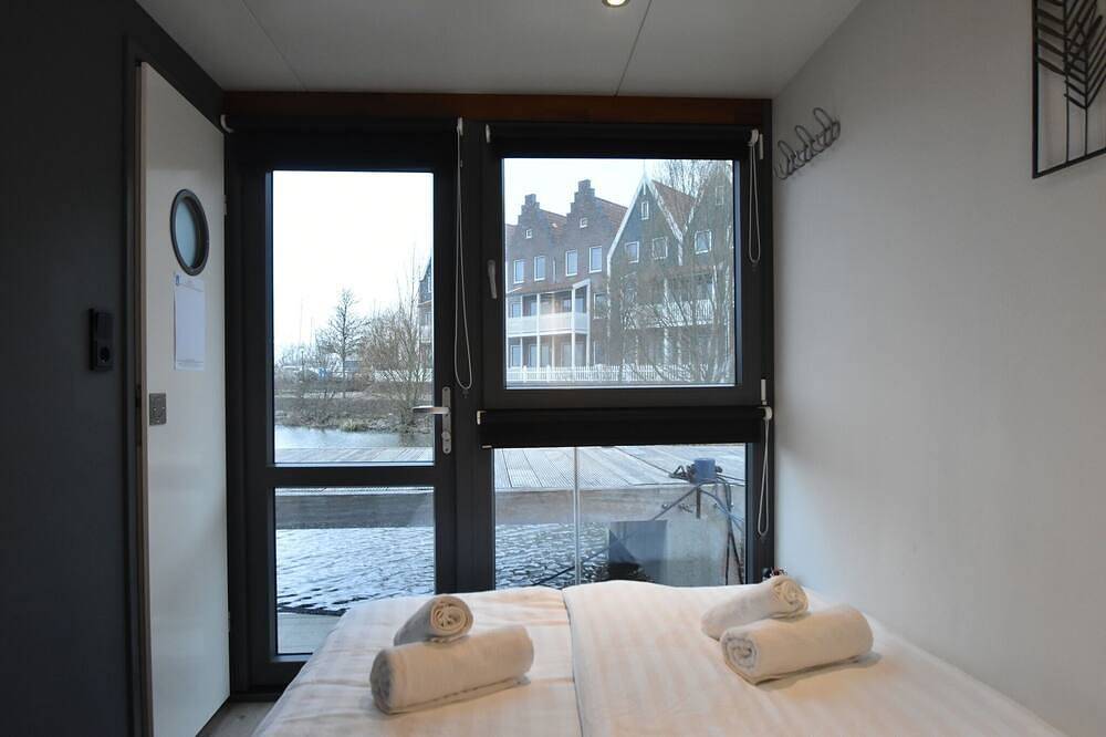 Boot in Volendam bij Museum in Volendam, Markermeer