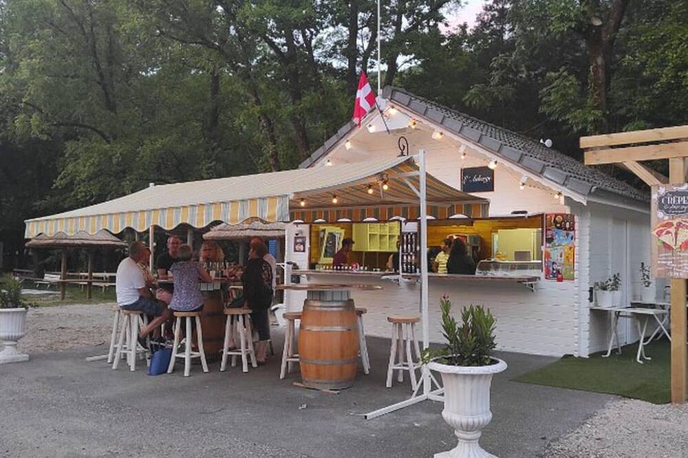 Acogedor móvil-hogar con terraza para 2 personas in Challes-les-Eaux, Chambéry region