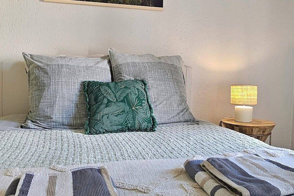 Entire apartment, Gîte 3 pers Bornéo - Relaxation with heated swimming pool and secure parking lot in La Roche-sur-Yon, Loire Valley