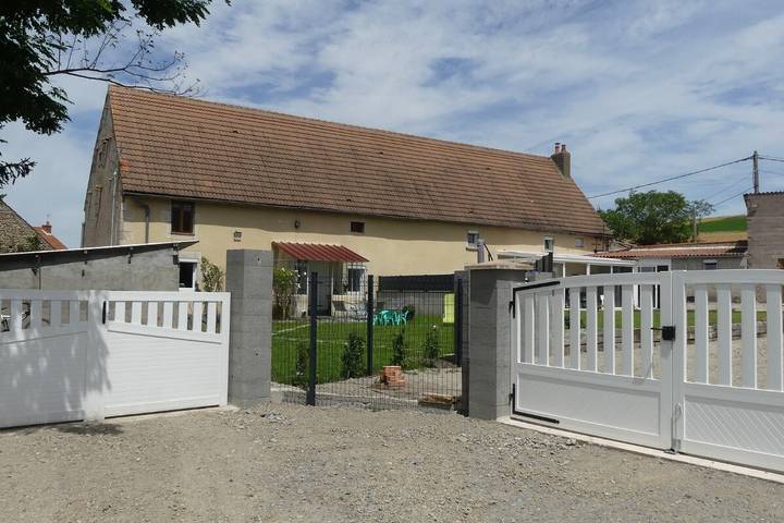 Ferienhaus für 6 Personen mit Terrasse in Artonne, Regionaler Naturpark Volcans d'Auvergne