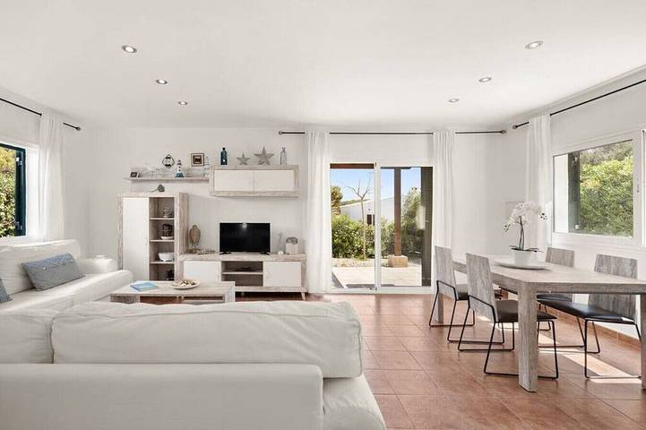 Villa for 7 people, with garden and pool in Arenal d'en Castell