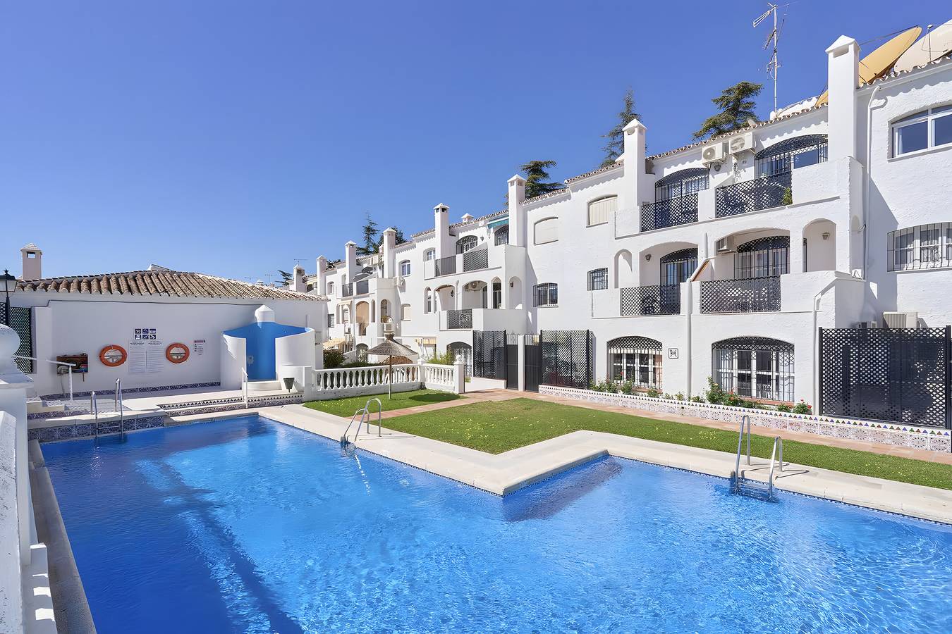 Holiday Home 'Lena Town House' with Pool, Mountain View, Wi-Fi and Air Conditioning in Playa de Burriana, Nerja