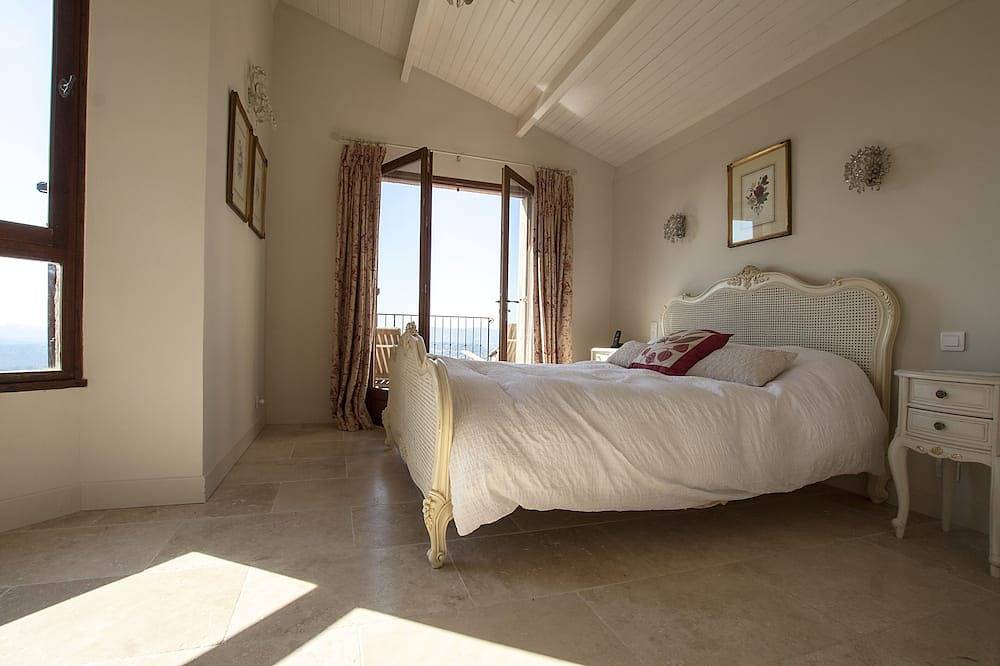 Panoramic Views,  Infinity Pool, Mature Garden Olive and Fruit Tree in Spéracèdes, Cannes region