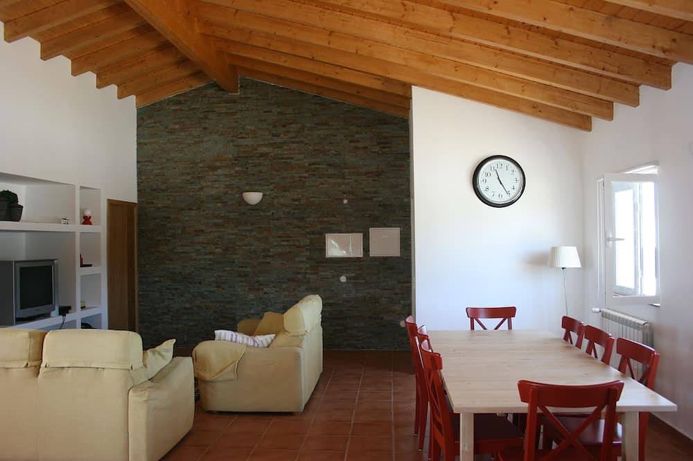 Große Villa mit Pool und Grill, in einer ruhigen Gegend. Erstaunliche Strände und Brandung. in Arrifana, Aljezur