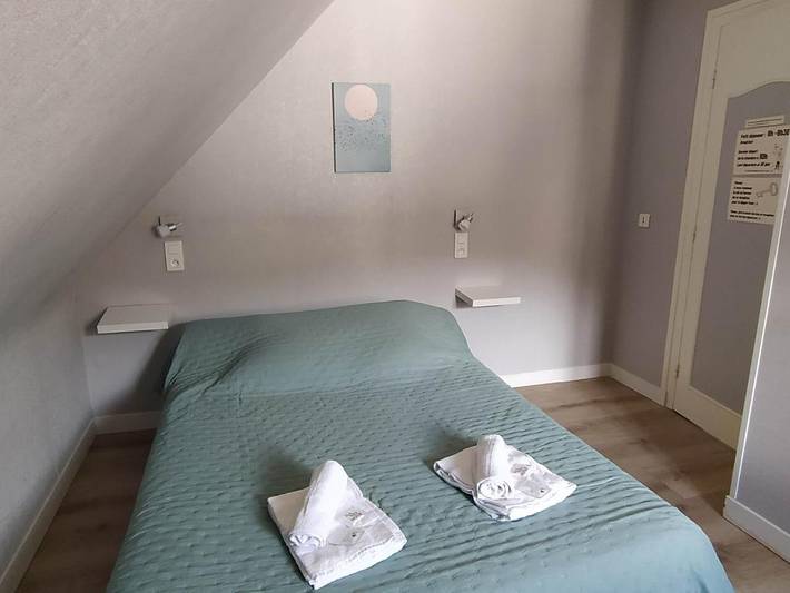 Hôtel pour 3 personnes, avec terrasse et vue à Orcival (Puy-de-Dôme) - 3